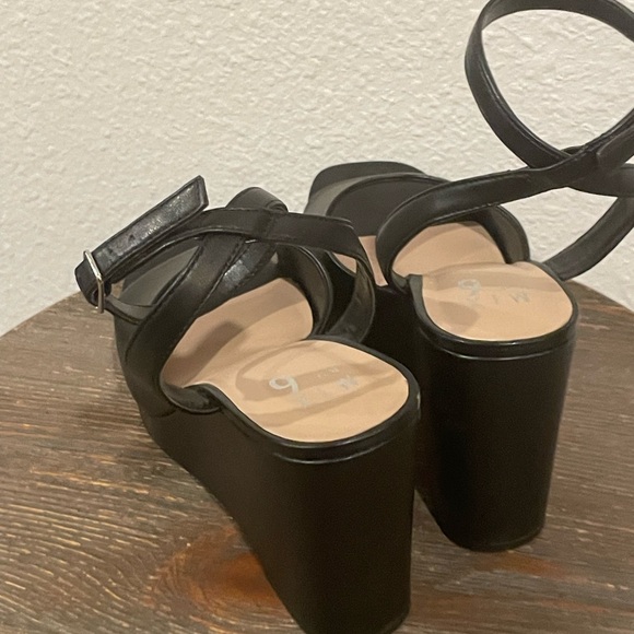 Old black DSW Peep-Toe Ankle Strap Wedge Heels Black Heels - Picture 8 of 9